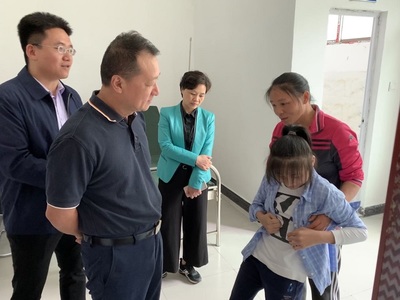 曾震亚在绥宁县小乡村调研脱贫攻坚工作时要求:继续保持战略定力,奋力夺取决胜全面建成小康社会伟大胜利