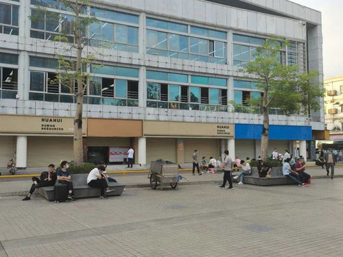 走访深圳三和人才市场,工厂日结青年能挣多少钱